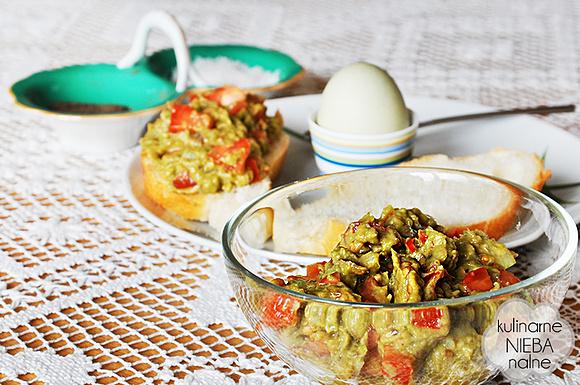 Pasta z awokado z cebulką pomidorami anchois i oliwkami