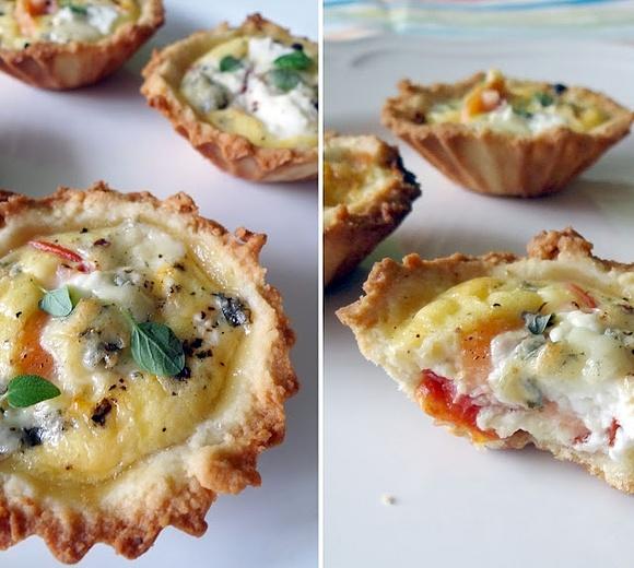 Tarteletki z wędzonym łososiem, pomidorami, serem blue i ricottą
