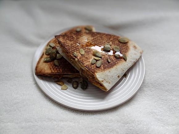 Owocowa quesadilla z kaszą jaglaną i kisielem