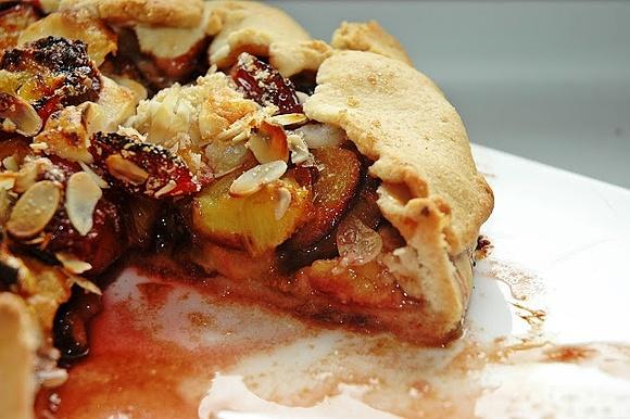 Crostata ze śliwkami i kozim serem