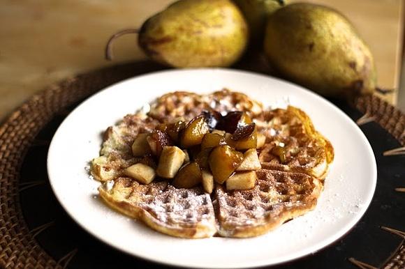 Jesienne gofry cynamonowe ze śliwkami i gruszkami