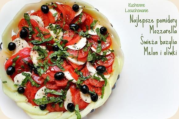 Caprese z czarnymi oliwkami i melonem