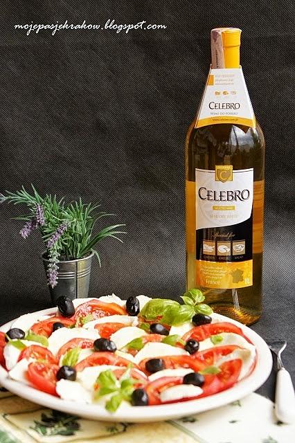 Sałatka Caprese z oliwkami i wyrazistym dressingiem