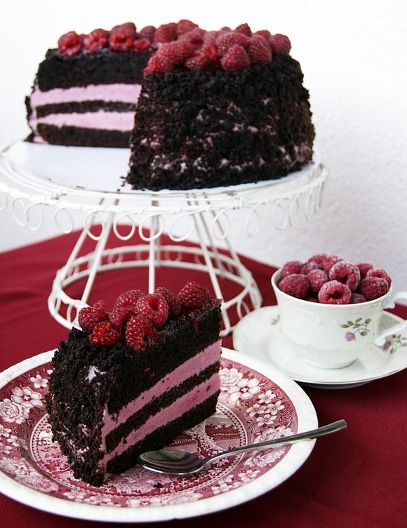 Tort czekoladowo-malinowy