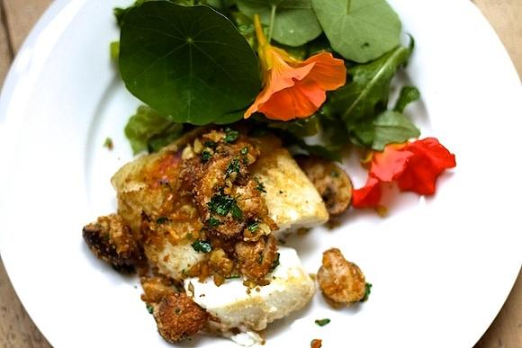 Halibut z chrupiącą posypką pieczarkową