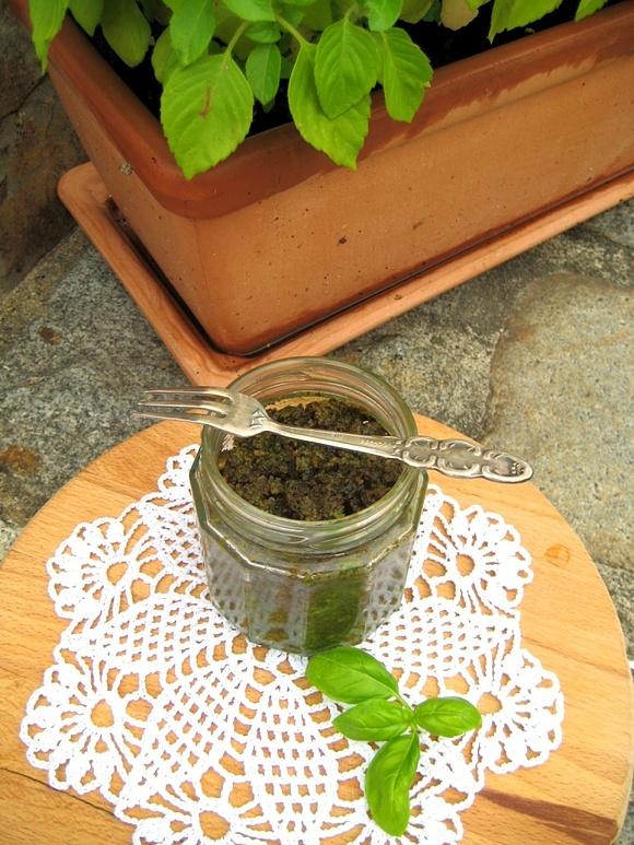Pesto z bazylii - przepis na domowe pesto
