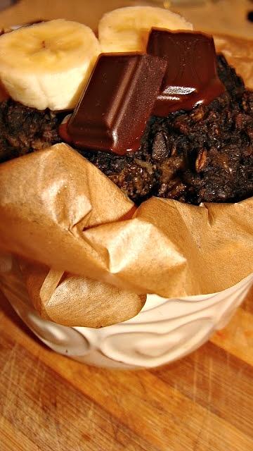 Pieczona czekoladowa owsianka a'la babeczka Reese z bananem i gorzką czekoladą