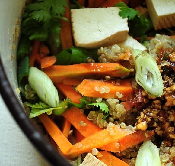 Kosmiczna quinoa z tofu po tajsku