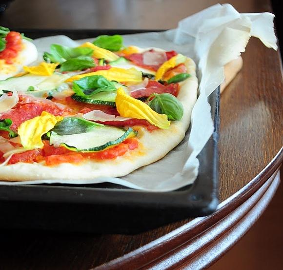 Pizza z salami, cukinią i bazylią
