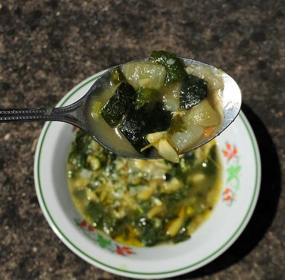 Zielona minestrone po genueńsku z fasolką cukinią i szpinakiem