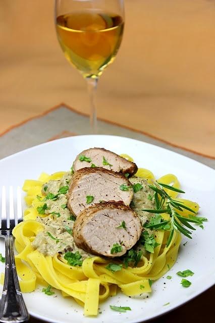 Tagliatelle z sosem z maślaków i polędwiczką wieprzową