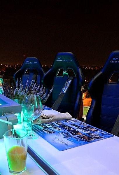 Dinner in the sky nocą