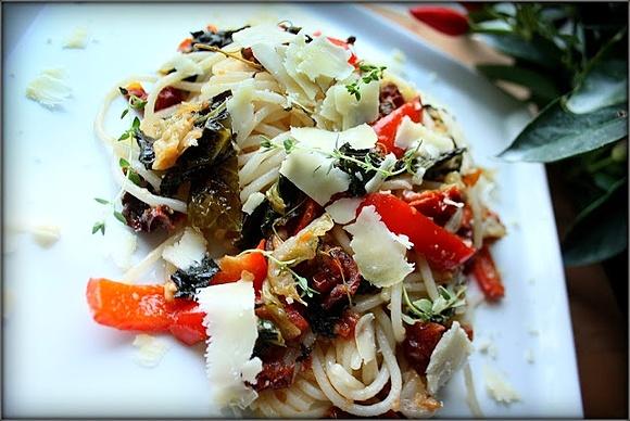 Spaghetti z kapustą włoską, tymiankiem, papryką, suszonymi pomidorami i orzechami arachidowymi