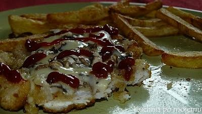 Kotlet z piersi kurczaka z pieczarkowo-serową posypką