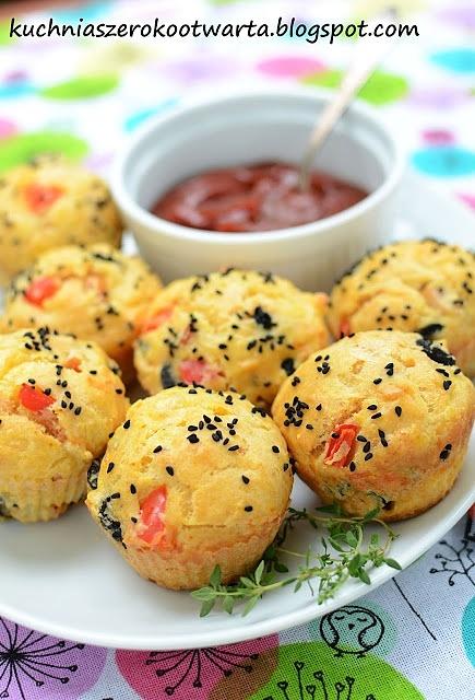 Pikantne muffinki z papryką i czarnuszką z dipem meksykańskim