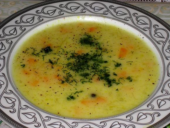 Zupa ogórkowa z kwaśnych ogórków, śmietaną i koperkiem