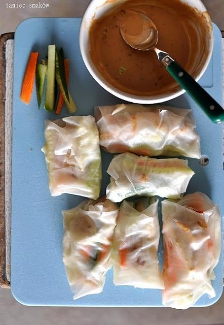 Spring rolls z kurczakiem i sosem orzechowym