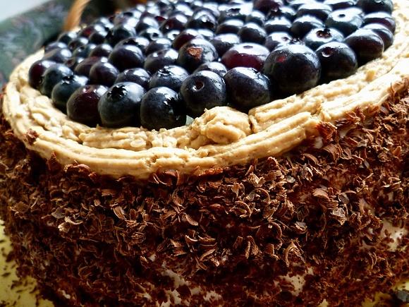 Tort kawowo-śmietanowy z borówkami
