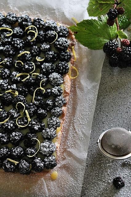 Tarta z kremem cytrynowym i jeżynami