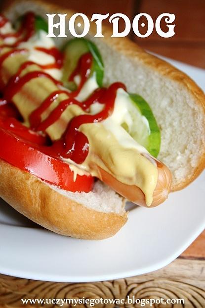 Hotdog z parówką i warzywami