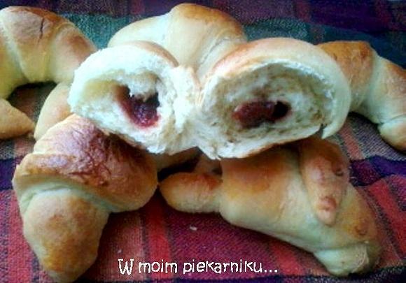 Rogaliki drożdżowe z konfiturą różaną