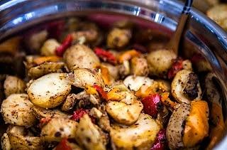 Pieczone ziemniaki z ziołami i papryką