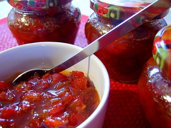 Konfitura z owoców dzikiej róży
