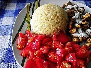 Ryż curry z kurczakiem i sosem czosnkowym