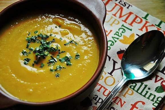 Rozgrzewająca zupa z dyni z imbirem i chili