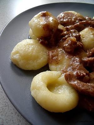 Kluski śląskie z gulaszem