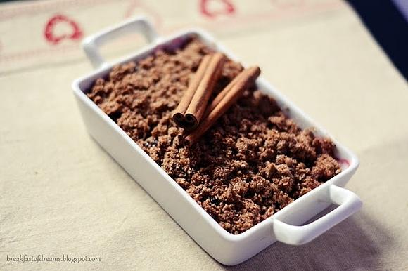 Razowe crumble z cynamonem i śliwkami