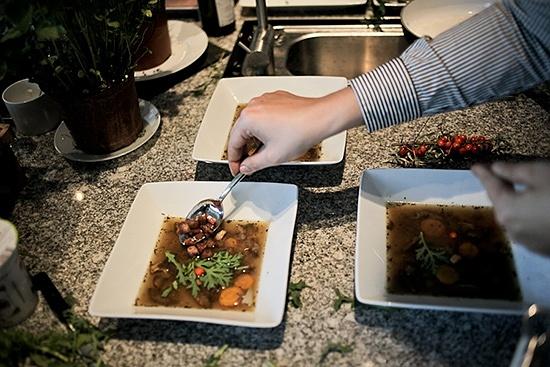 Zupa grzybowa ze skwarkami i liśćmi chryzantemy