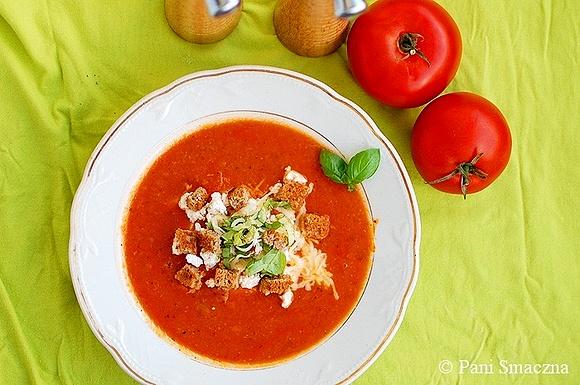 Zupa ze świeżych pomidorów z fetą