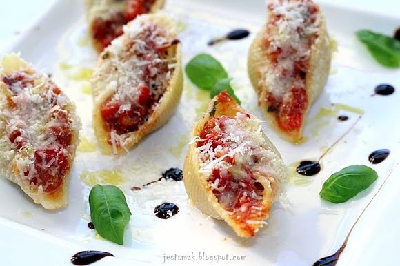 Conchiglioni z pieczoną papryką i pomidorami
