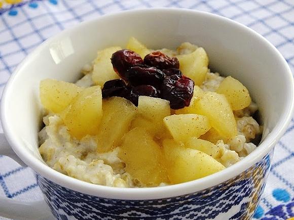 Owsianka z duszonymi jabłkami i żurawiną