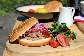Pulled pork sandwich z sosem barbecue