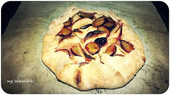 Galette z jabłkiem i śliwkami