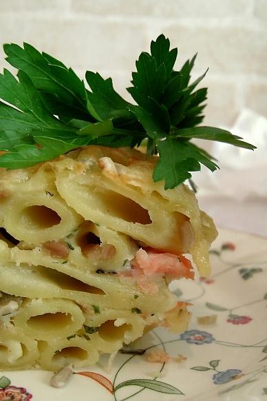 Zapiekanka makaronowa z łososiem i ziarnami