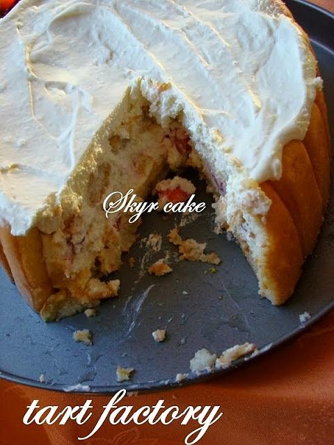 Skyr cake z białą czekoladą i truskawkami
