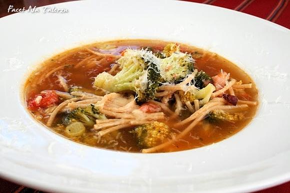 Zupa z brokułów z boczkiem i parmezanem