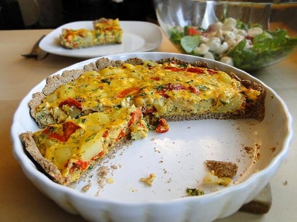 Czerwono-pomarańczowa tarta z pieczoną papryką i ziemniakami