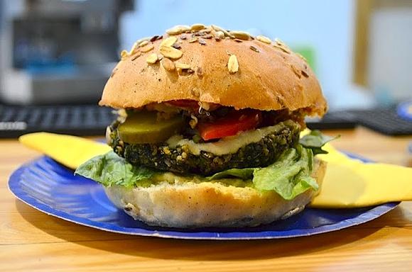 Wegański burger w Niebostanie – zwycięzca wieczoru