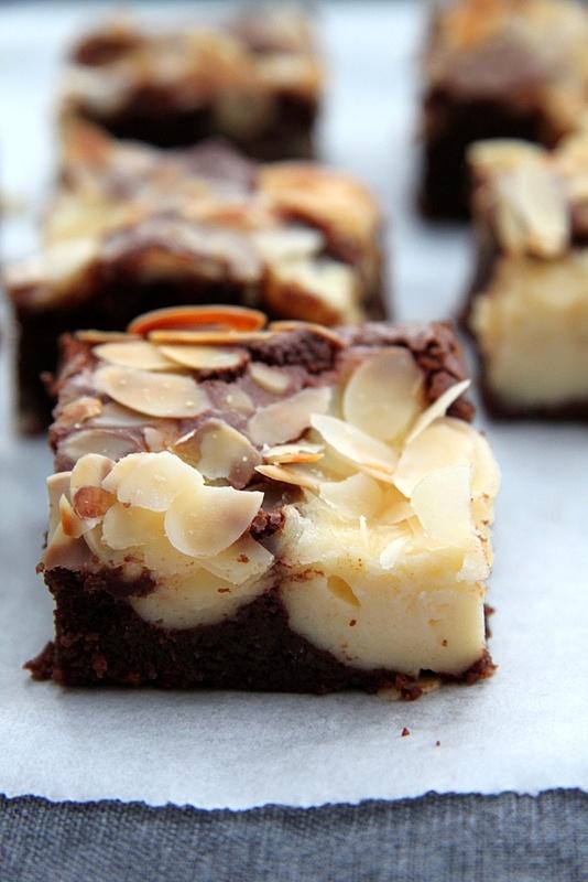 Brownies z serkiem i migdałami