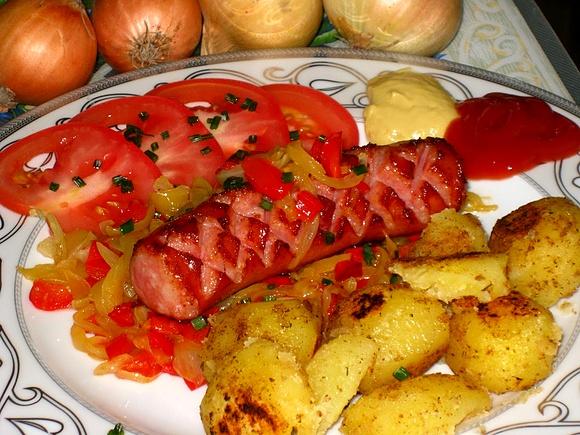 Kiełbasa z cebulką i ziemniakami farmerskimi