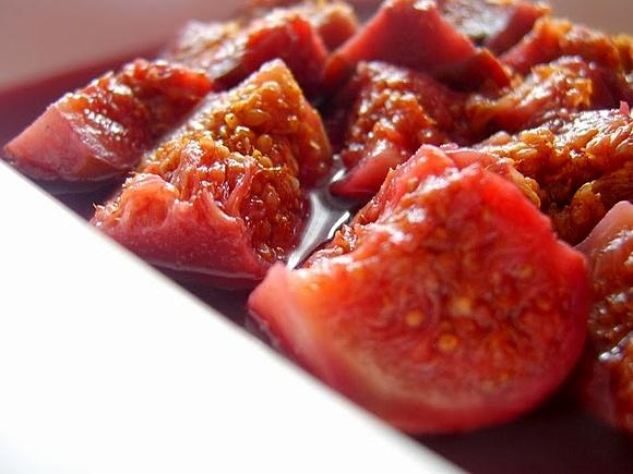 Figi w czerwonym winie – deser z pieczonych fig z przyprawami
