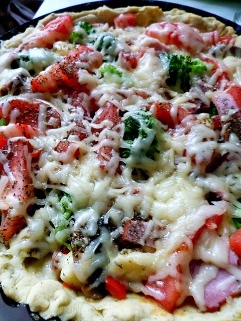 Tarta z warzywami i szynką na mecz