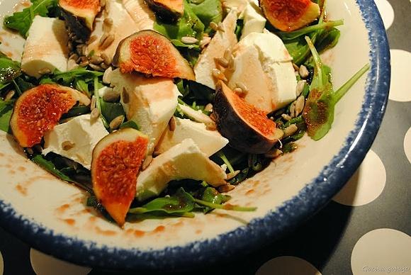 Sałatka z rucolą serem feta figami i ziarnami słonecznika