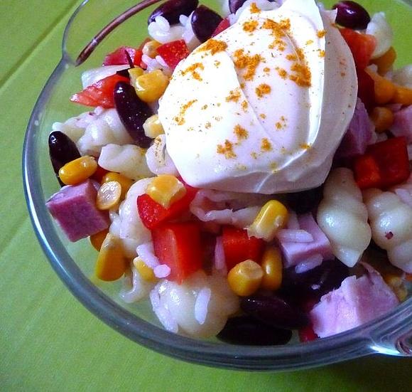 Sałatka z czerwoną fasolą i makaronem