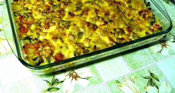 Zapiekanka à la pizza z makaronem, pieczarkami i papryką