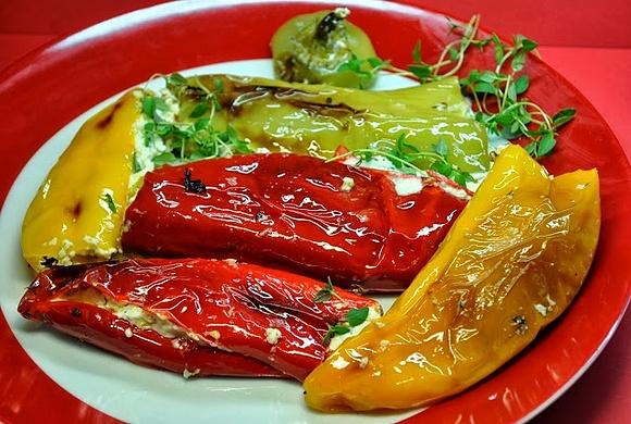 Pieczone papryki z fetą i miętą